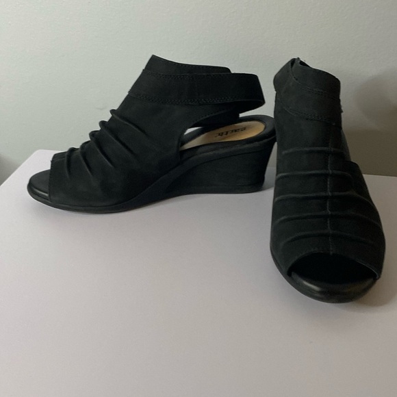 Earth Origins Black Adina Wide Chunky Buckle Wedge Open Toe size 8D - Picture 3 of 8